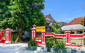 SPOT ON 2422 Hotel Moga Sari